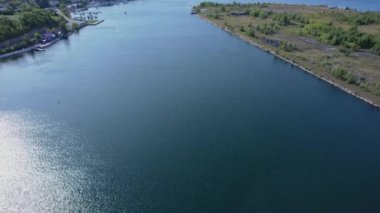 Mavi gökyüzü, Kuzeydoğu Manitoulin ve Adaları ile birlikte sakin bir yaz gününde Swing Köprüsü yakınlarındaki Little Current kasabasının ve körfezinin havadan görüntüsü. Ontario, Kanada. Keçi Adası ve Malta 'ya.