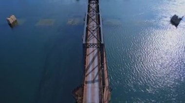 Güneşli yaz gününde Kuzeydoğu Manitoulin ve 6. Otoyol 'da mavi gökyüzü ve sakin sularla Little Current Swing Köprüsü' nün hava görüntüsü. Trafiksiz boş. Ontario, Kanada.