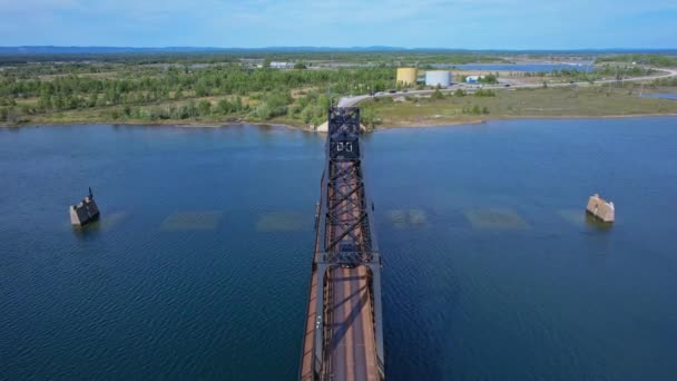 Αεροφωτογραφία Του Little Current Swing Bridge Ηλιόλουστη Μέρα Γαλάζιο Ουρανό — Αρχείο Βίντεο