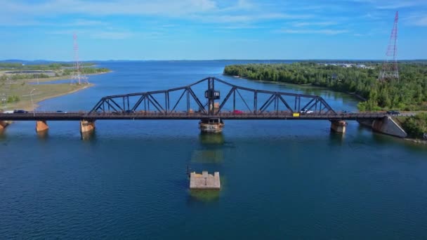 青空の晴れた夏の小さな現在のスイングブリッジ 橋はマニトリン島とゴート島を本土に接続し 水路を通るボートの通過に使用する ハイウェイ6 オンタリオ カナダ 9月1 2023 — ストック動画
