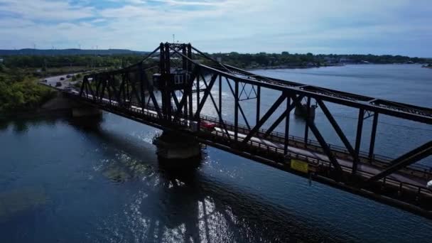 Pequeño Puente Oscilante Actual Verano Soleado Con Cielo Azul Puente — Vídeos de Stock