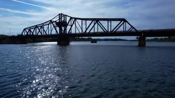在阳光明媚的夏天 蓝色的天空下 一座小小的流线型摇摆桥 这座桥连接了罗布林岛和山羊岛与大陆 并用作船只通过 — 图库视频影像