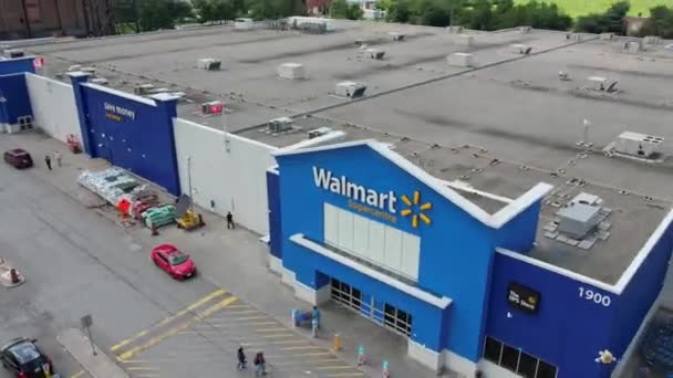 Walmart Stor Detaljhandel Jätte Kanada Som Tillhandahåller Mängd Olika Produkter — Stockvideo