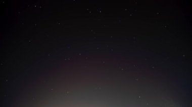 Toronto, Ontario, Kanada üzerinde gece vakti. Yıldızların dönüşü, geçmiş zaman atlaması. Gece vakti şehir merkezindeki ışığın kirlendiği yerde kara alan ve gökyüzü..