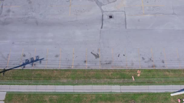 成群的岩石鸽子在停车场飞来飞去 动作缓慢 城市的鸽子在空中俯瞰群集 城市鸽子成灾 — 图库视频影像