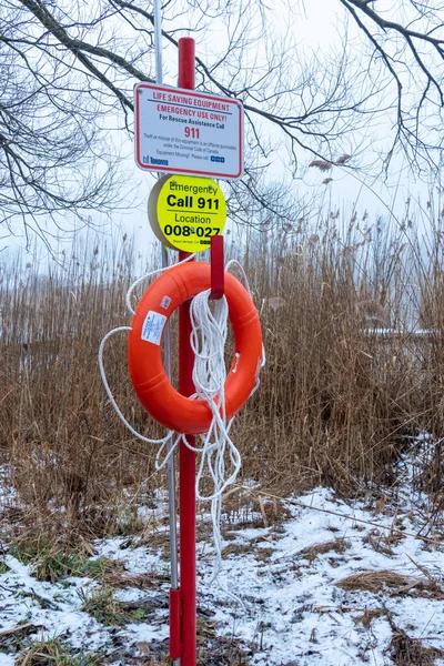 stock image Life saving equipment near lakes in Canada, included lifebuoys and rescue poles. Placed along the shoreline to provide assistance in case of emergencies: Toronto, Ontario, Canada - January 17, 2022