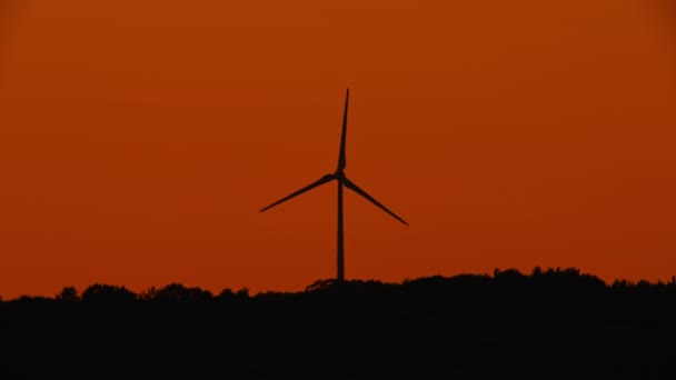 Sylwetka Elektrowni Turbin Wiatrowych Zmierzchu Zachodzie Słońca Malowniczy Widok Turbinę — Wideo stockowe