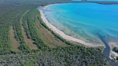 Kanada, Ontario, Huron Gölü 'ndeki Manitoulin Adası' nın kuzey kıyılarında yer alan Michael Körfezi sularının görkemli hava manzarası. Huzurlu kaçış doğanın kucağına. Manzaralı güzelliğiyle tanınan.
