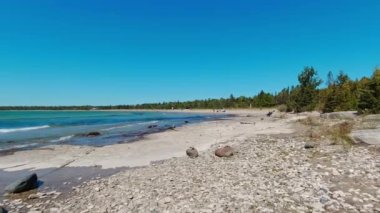 Providence Bay manzaralı, Huron Gölü, Manitoulin Adası, Ontario, Kanada. Geniş kıyı şeridi ve berrak sular burayı yerli ve turistler için popüler bir yer haline getiriyor..