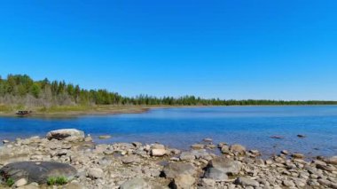 Kanada, Ontario, Huron Gölü 'ndeki Manitoulin Adası' nın kuzey kıyılarına kurulmuş Michael Körfezi suları. Huzurlu kaçış doğanın kucağına. Manzaralı güzelliğiyle tanınan.