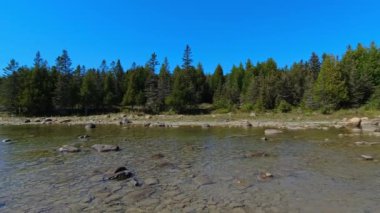 Kanada, Ontario, Huron Gölü 'ndeki Manitoulin Adası' nın kuzey kıyılarına kurulmuş Michael Körfezi suları. Huzurlu kaçış doğanın kucağına. Manzaralı güzelliğiyle tanınan.