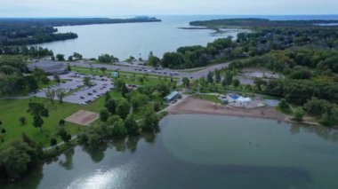 Orillia kasabası, Kuzey Ontario, Kanada Simcoe Gölü ve Moose Sahili bölgesinde Smith Körfezi manzaralı. Orillia, Kanada 'nın Ontario eyaletindeki Simcoe County' de bulunan sevimli bir kasabadır..