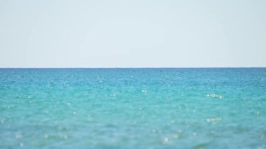 Providence Körfezi manzarasının inanılmaz temiz suları Huron Gölü, Manitoulin Adası, Ontario, Kanada. Geniş kıyı şeridi ve berrak sular burayı yerli ve turistler için popüler bir yer haline getiriyor..