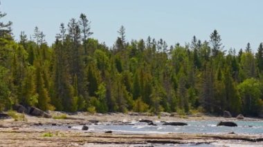 Providence Bay manzaralı, Huron Gölü, Manitoulin Adası, Ontario, Kanada. Geniş kıyı şeridi ve berrak sular burayı yerli ve turistler için popüler bir yer haline getiriyor..