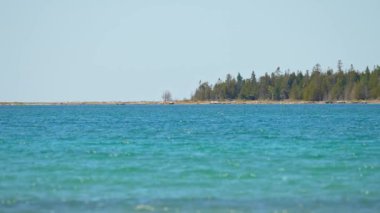 Providence Bay manzaralı, Huron Gölü, Manitoulin Adası, Ontario, Kanada. Geniş kıyı şeridi ve berrak sular burayı yerli ve turistler için popüler bir yer haline getiriyor..