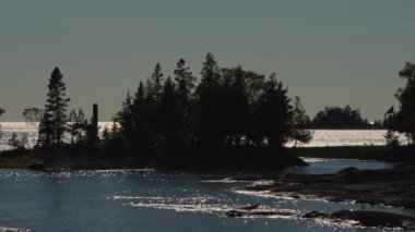 Güney Baymouth deniz silueti, Manitoulin Adası 'ndaki pitoresk doğa sahnesi. Bölgenin deniz mirası. Huron Gölü kıyıları. Turlara ve turistlere açık.