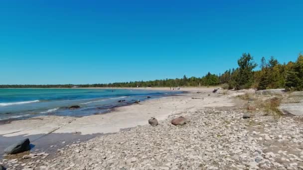 普罗维登斯湾景观 休伦湖 奥克拉荷马岛 加拿大安大略省 宽阔的海岸线和清澈的水域使它成为当地人和游客喜爱的目的地 — 图库视频影像
