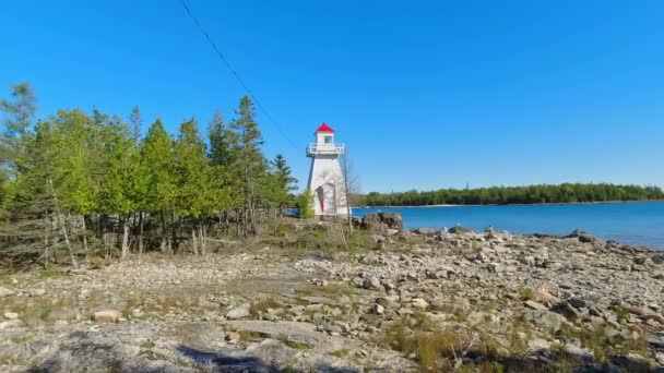 オンタリオ州マニトリン島に位置するサウスベイマスレンジフロント灯台は 歴史的な意義を持つ船を案内する海上送信機として立っています — ストック動画