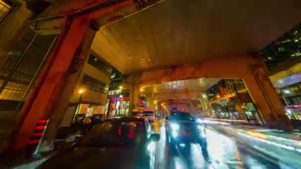 后车窗景观的长期暴露时间间隔的高速公路在城市 城市在夜晚的流逝 在夜晚的城市 摄像头在车辆后备箱玻璃 雨夜柔和的光芒 — 图库视频影像