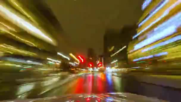 雨天晚上 在夜间交通信号灯下开快车 市中心的城市生活 道路上的城市照明小径 公路交通 在夜间和雨天 长期暴露在高温中 雾扩散 — 图库视频影像