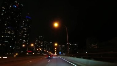 Gardiner Otoyolu, Toronto City, GTA 'da gece plakası. Yağmurlu bir gecede trafik ışıklarının yandığı arabanın ön camından görüntüleme kamerası Toronto, Ontario, Kanada - 28 Aralık 2023