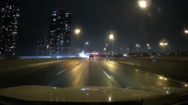 Toronto, GTA 'da Gardiner Otoyolu' nda hızlı bir gece sürüşü önergesi. Arabanın camının içinden yağmurlu bir gecede cam silecekleriyle yol kamerasına bak.