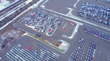 Amerika 'ya ve uluslar arası ihracat için yeni ve kullanılmış araçlarla araba deposu ya da otoparkın havadan görüntüsü. Araç taşıma tesisi, gümrük, görev ruhsatı ve izinleri bekliyor..