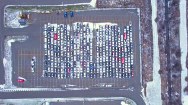 Amerika 'ya ve uluslar arası ihracat için yeni ve kullanılmış araçlarla araba deposu ya da otoparkın havadan görüntüsü. Araç taşıma tesisi, gümrük, görev ruhsatı ve izinleri bekliyor..