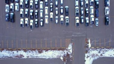 Amerika 'ya ve uluslar arası ihracat için yeni ve kullanılmış araçlarla araba deposu ya da otoparkın havadan görüntüsü. Araç taşıma tesisi, gümrük, görev ruhsatı ve izinleri bekliyor..