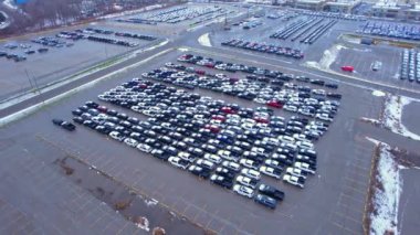 Aracın park alanının hava manzarasında yüksek miktarda kullanılmış araba bulundu. Gümrük komisyonculuğu ve satış için otopark. Başka bir yerde nakliyat ve nakliye için hazır arabalar satıldı..