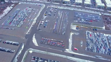 Aracın park alanının hava manzarasında yüksek miktarda kullanılmış araba bulundu. Gümrük komisyonculuğu ve satış için otopark. Başka bir yerde nakliyat ve nakliye için hazır arabalar satıldı..