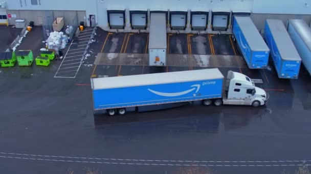 亚马逊标志上的拖运卡车公司的车辆靠近装卸仓库 美国科技公司开发电子商务 加拿大安大略省Agincourt North 2023年12月7日 — 图库视频影像
