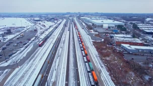 Tehervonat Rakománnyal Terhelve Vasút Mentén Városi Környezetben Kanadai Vasúti Konténerek — Stock videók