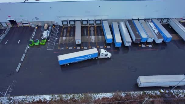 倉庫の近くの会社のトラック車のアマゾンのロゴ アメリカのテクノロジー企業はEコマースを開発しました アジンコートノース オンタリオ カナダ 12月 2023 — ストック動画