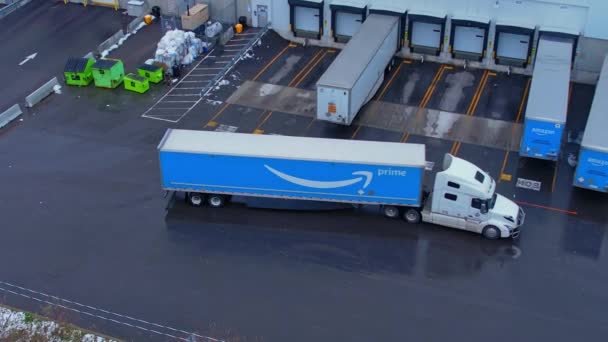 Amazon Frachtwagen Der Nähe Des Lagers Mit Dem Blauen Firmenlogo — Stockvideo