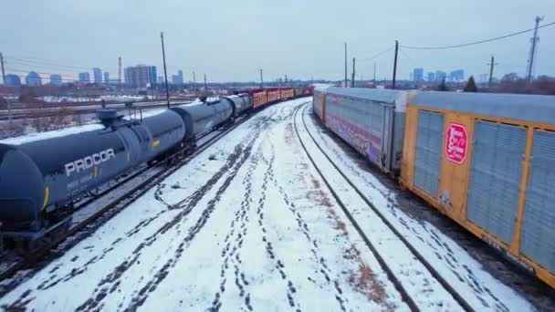 Güterzug Beladen Mit Fracht Entlang Einer Eisenbahn Urbaner Umgebung Kanadische — Stockvideo