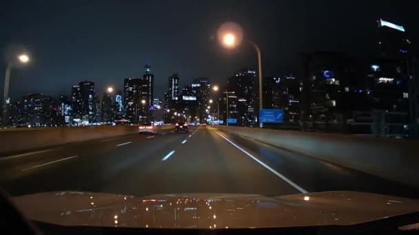 在多伦多市嘉丁纳高速公路上移动前夜驾驶盘 从汽车挡风玻璃凸轮内部观看 雨夜灯火通明 加拿大安大略省多伦多 2023年12月28日 — 图库视频影像