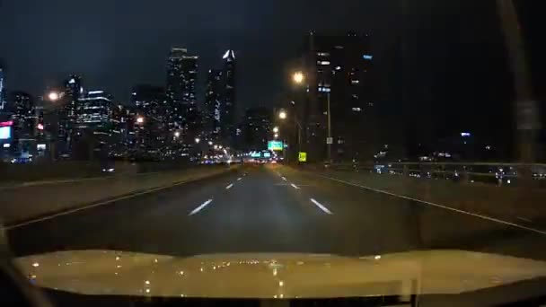 Standpunkt Der Auto Ansicht Fahrendes Schild Auf Der Stadtautobahn Weiter — Stockvideo