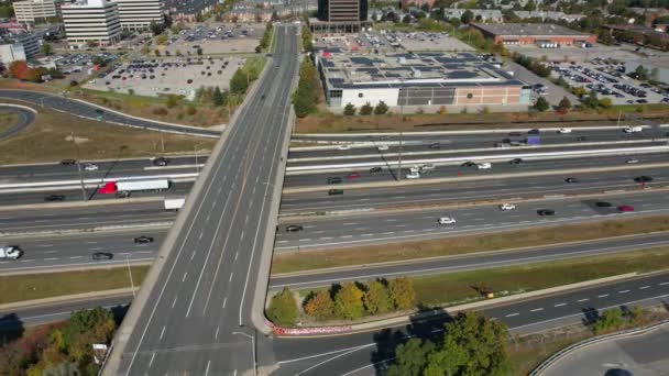 多伦多401号公路用于高速通勤和避免公路交通 空中时差 汽车交通要道的发展 从上面看加拿大高速公路 出口或入口道路行车 — 图库视频影像