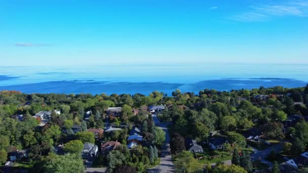 Panorama Del Quartiere Residenziale Scarborough Con Alberi Verdi Lago Blu — Video Stock