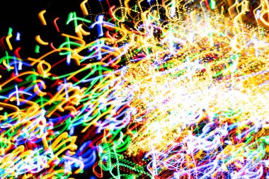 Psikedelik soyut uzun pozlama hareketli renkli ışıklar. Işık yolları, sızıntılar ve parlayan elektrik. Müziği görselleştirme soyutlama arka planı. Noel bayramı ışıkları.