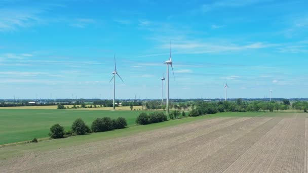 Strzał Farmy Elektrowni Wiatrowych Góry Malownicze Widoki Turbinę Wiatraków Błękitnym — Wideo stockowe