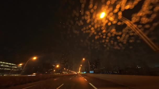 Autó Éjszaka Autópályán Rendkívül Ködös Környezetben Szórt Közlekedési Lámpákkal City — Stock videók