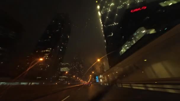 Auto Noční Dálnici Extrémně Zamlženém Prostředí Rozptýlenými Semafory City Gardiner — Stock video