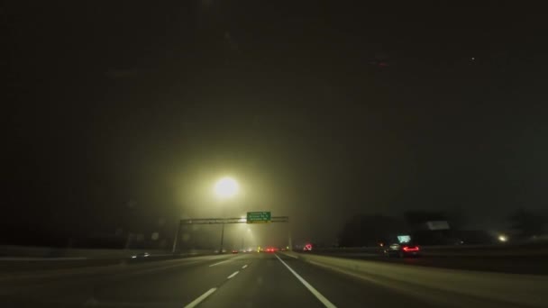 Pohledu Auto Jedoucí Městské Dálnici Extrémně Zamlženém Prostředí Rozptýlenými Světly — Stock video