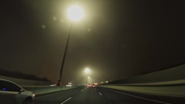 Vanuit Het Oogpunt Auto Rijden Stad Snelweg Uiterst Mistige Omgeving — Stockvideo