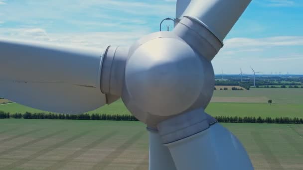 Крупный План Ветряных Мельниц Вращения Турбин Ветром Генерации Возобновляемых Зеленых — стоковое видео