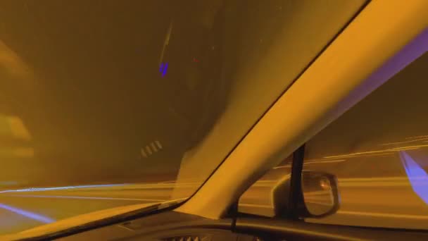 Timelapse 방법으로 자동차 기둥에서 카메라 오두막에서 어두운 저녁에 조명에 Pov — 비디오