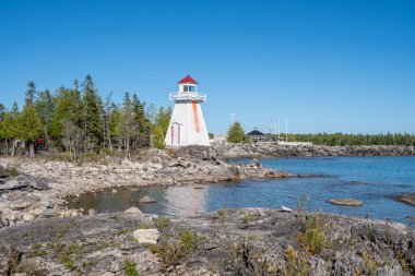 Manitoulin Adası, Ontario, Kanada 'da bulunan Güney Baymouth Sıradağları Cephesi Deniz Feneri, tarihi öneme sahip gemilere rehberlik eden bir deniz gözcüsü olarak duruyor.. 