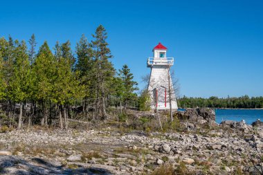 Manitoulin Adası, Ontario, Kanada 'da bulunan Güney Baymouth Sıradağları Cephesi Deniz Feneri, tarihi öneme sahip gemilere rehberlik eden bir deniz gözcüsü olarak duruyor.. 